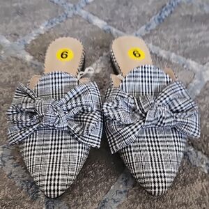 Stylish Isaac Mizrahi NY Black and White Plaid Women's Mules Size 9